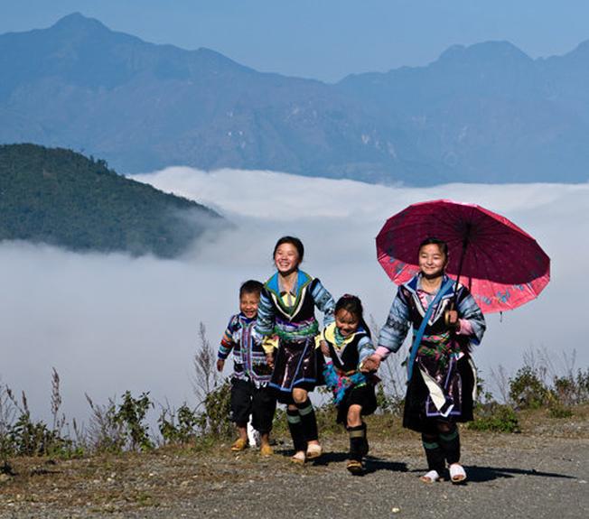 Những em bé người Mông đang trên đường tới trường