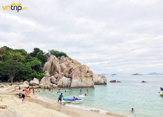 Vùng biển tuyệt đẹp ở Bình Hưng (Ảnh: @thaingthaomy)