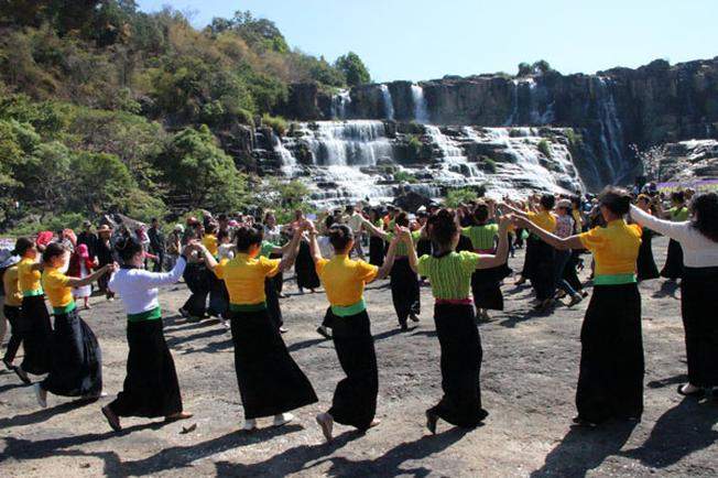 Say đắm trong các vũ điệu tại lễ hội mùa xuân tại thác Pongour