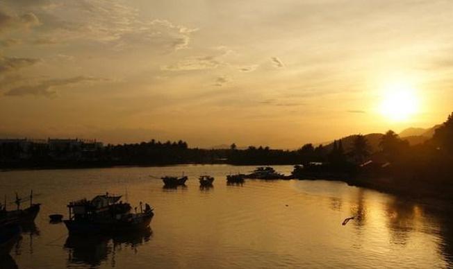 Ánh hoàng hôn lấp lánh thơ mông trên dòng sông Cái Nha Trang