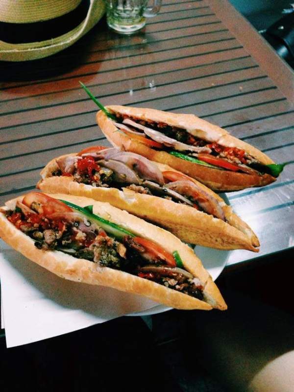 Những chiếc bánh mì Hội An đầy đặn, thơm ngon sẽ làm cho bất cứ ai cũng không kìm lòng được (Ảnh sưu tầm)