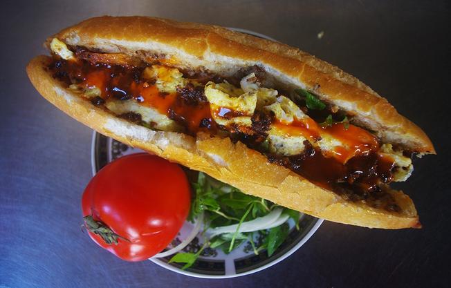 Bánh mì Hội An của bà Lộc luôn được chính tay bà chuẩn bị từ nguyên liệu đến thành phẩm (Ảnh sưu tầm)