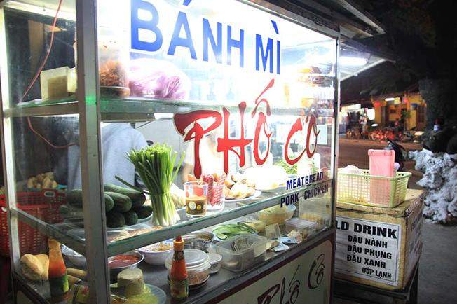 Cũng chỉ là một tủ bánh nhỏ nhưng bánh mì Phố cổ - một trong những quán ngon ở Hội An vẫn gây dựng được tiếng vang lớn