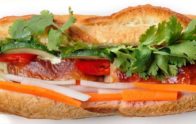 Diners will be fascinated by the roasted pork bread with all colors, smells and flavors in Hoi An bread