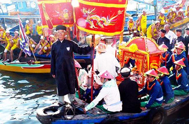 Khi du lịch Nha Trang, du khách rất thích thú khi được tham gia lễ hội Cá Voi