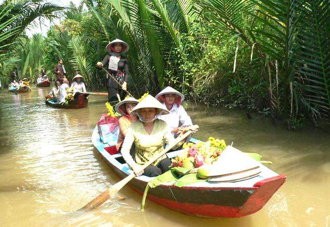 Đi thuyền dọc các kênh rạch Bến Tre