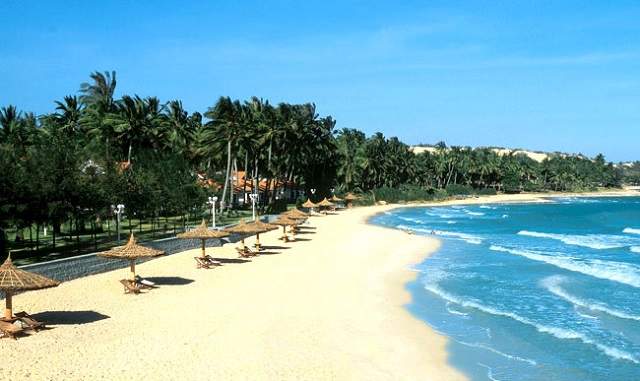 Bãi cát trắng mịn dưới ánh mặt trời rực rỡ tại Bãi Biển Mỹ Khê Đà Nẵng (Ảnh ST)