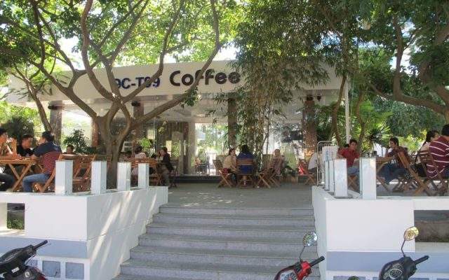 Quán cà phê rộng rãi ngay trong khuôn viên khách sạn (Ảnh Collection)