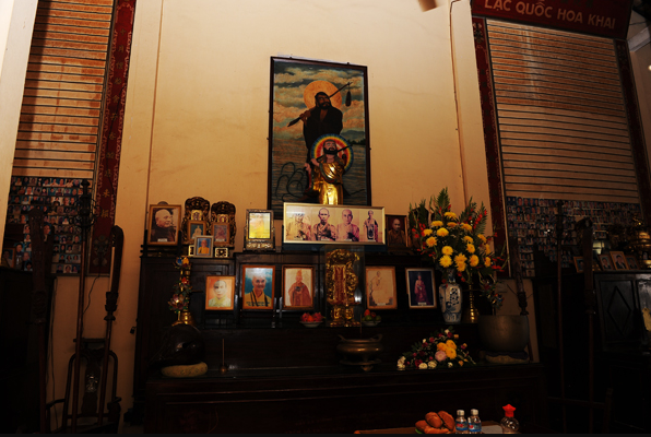 Bàn thờ tổ trong chùa Viên Minh