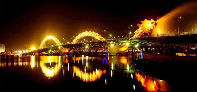 Dragon Bridge Da Nang spraying water at 21:00 pm weekend