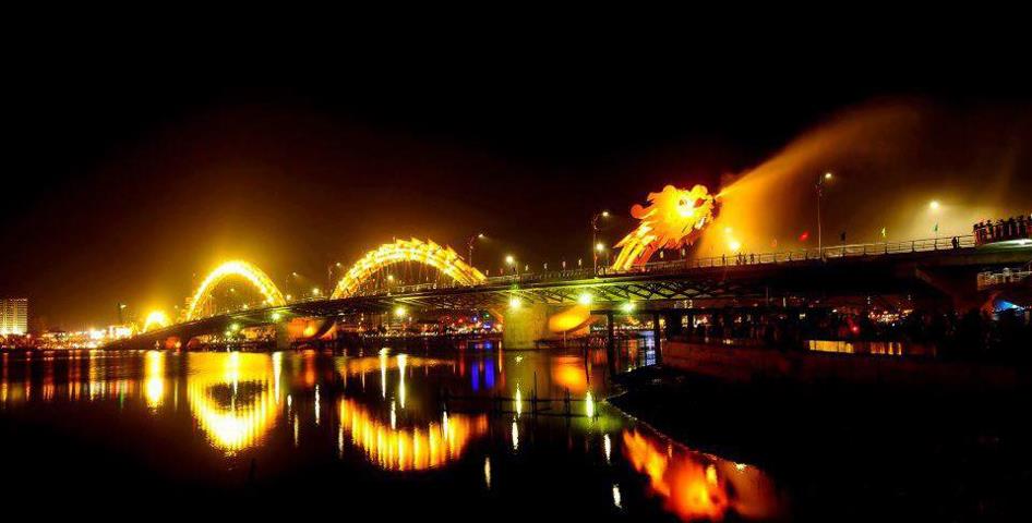 Cầu Hàm Rồng phun nước và lửa về đêm ở Đà Nẵng
