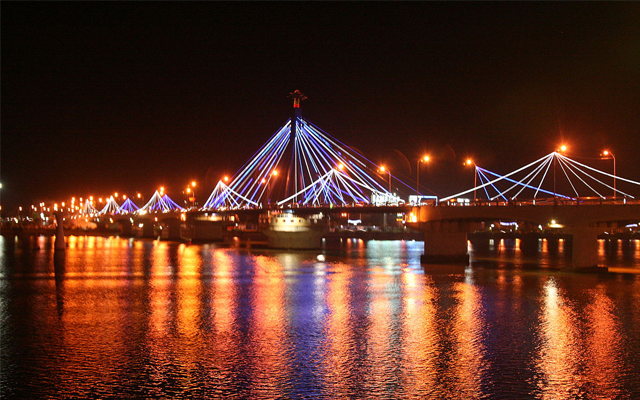 Cầu sông Hàn Đà Nẵng mang vẻ đẹp lung linh