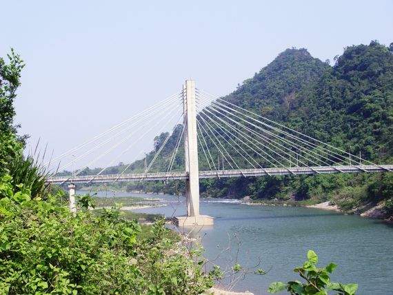 Cây cầu treo nằm trên sông Đakrông - địa điểm du lịch Quảng Trị