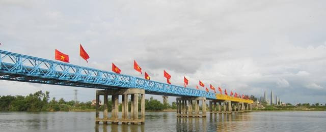 Cầu Hiền Lương - sông Bến Hải bị sơn màu chia cắt