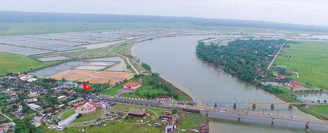 Hien Luong Bridge relics - the current Ben Hai river