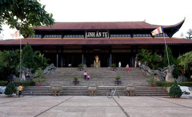 Khung cảnh thanh tịnh tại ngôi chùa nổi tiếng ở Đà Lạt (Ảnh ST)