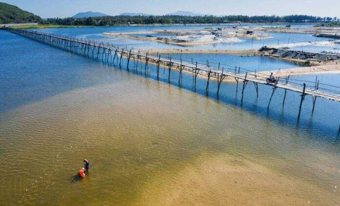 Beautiful scenery of Ong Tiger wooden bridge. Image: Cao Ky Nhan