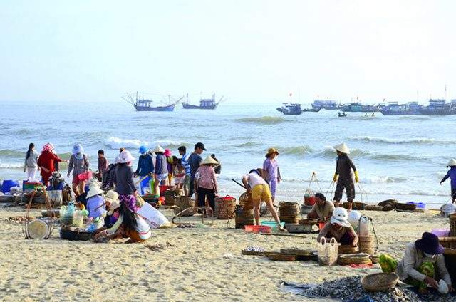 Chợ cá trên bãi biển Tam Tiến (Ảnh ST)
