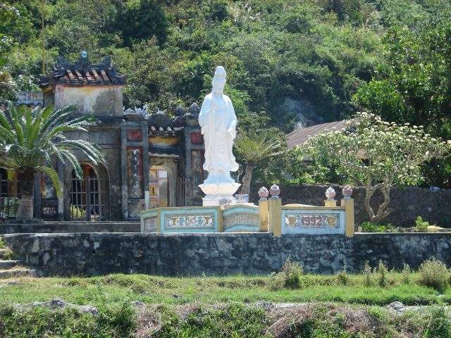 Ngay từ phía xa của chùa Hải Tạng, du khách đã nhìn thấy một bức tượng Phật Bà Quân Âm được thờ ngay trước cổng chùa (Ảnh ST)