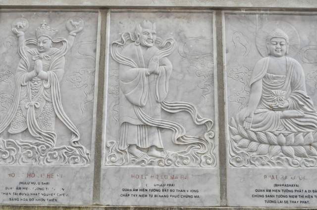 Những phiến đá chạm khắc hình các vị La Hán cũng rất tinh xảo (Ảnh ST)