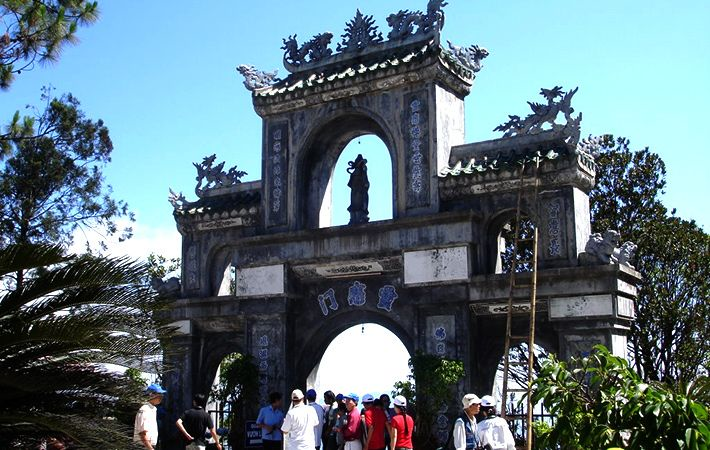 Cổng chùa Linh Ứng Bà Nà