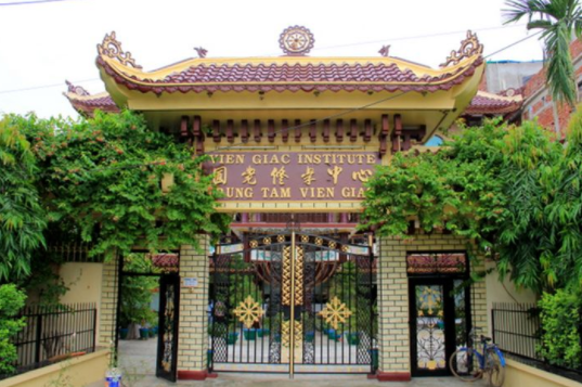 Cổng tam quan chùa Viên Giác Bến Tre