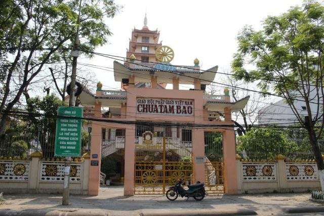 Cổng vào ngôi chùa nằm trên đường Phan Chu Trinh (Ảnh ST)