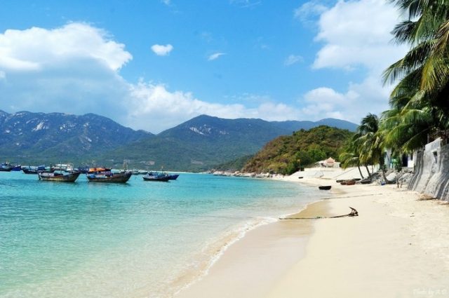 Bãi biển trên vịnh Ninh Vân (Ảnh ST)