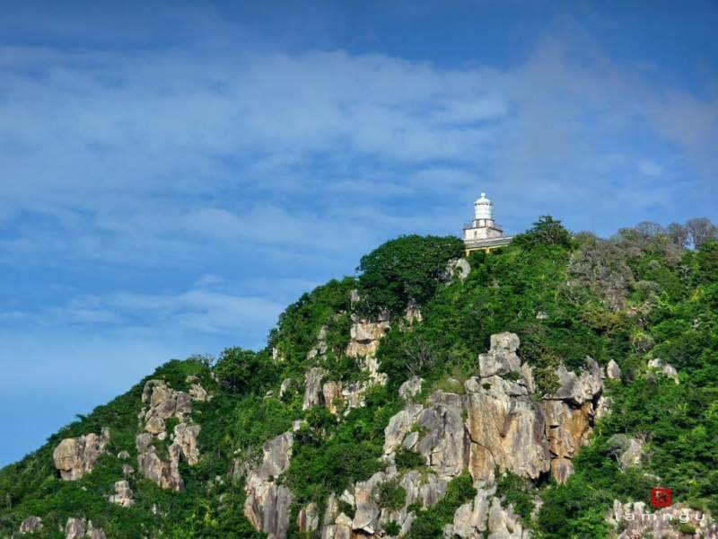 Ngọn hải đăng nằm ở phía Đông Bắc của hòn đảo