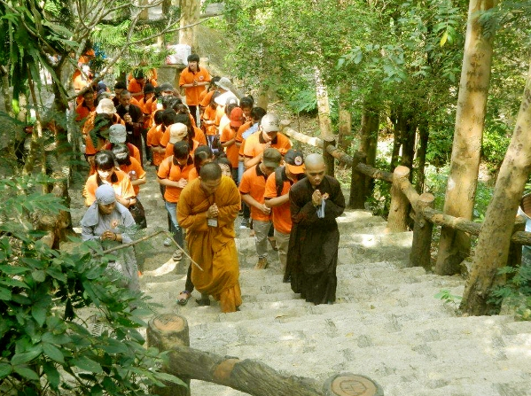 Hình ảnh du khách hành hương lên Linh Sơn Bửu Thiền