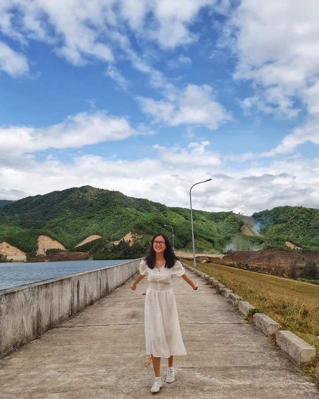 Hồ Hòa Trung còn có con đường sống ảo siêu xinh. Hình: @thtrang_259