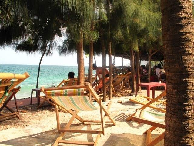 Nghỉ ngơi ở những ghế bố trên bãi biển của KDL Bãi Tranh Nha Trang (Ảnh ST)