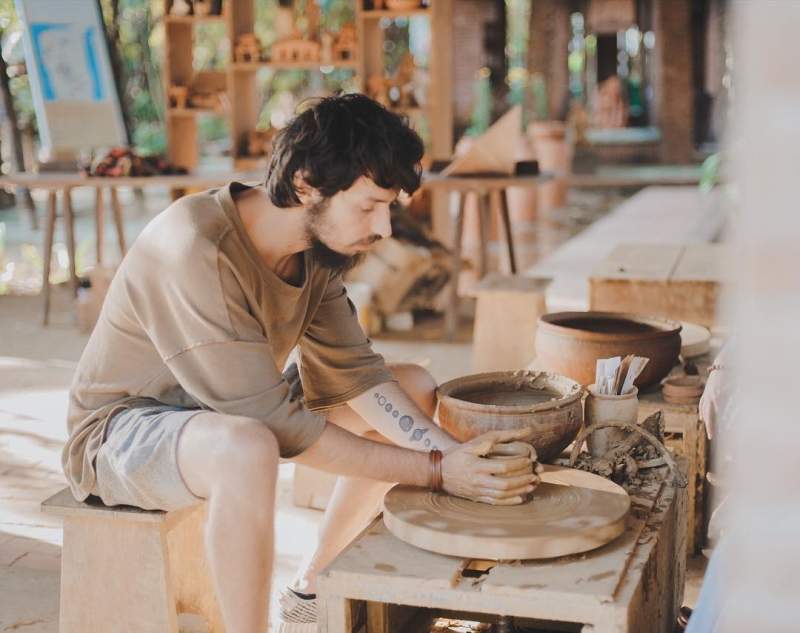 Trải nghiệm làm gốm tại làng Thanh Hà. Hình: vietnammoi