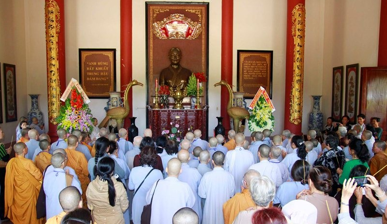 Lễ dâng hương anh hùng Nguyễn Thị Định tại chàu Bạch Vân