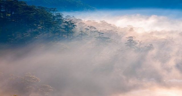 Mây vờn núi trập trùng huyền ảo tại đồi Thiên Phúc Đức (Ảnh: ST)