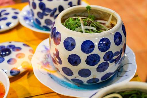 Under the bowl often put a small plate of alcohol to keep the dish hot and delicious. Photo Collection