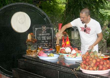Hình ảnh NTK Đức Hùng tới viếng thăm mộ chị Sáu tại Côn Đảo