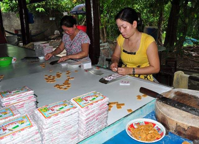 Một công đoạn trong sản xuất kẹo dừa