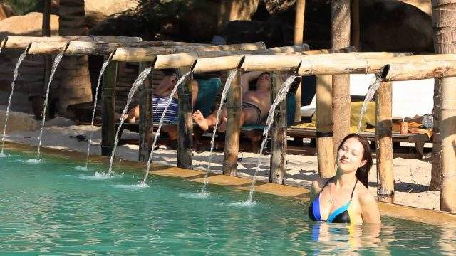 Massage tự nhiên bên hồ nước ở khu tắm bùn I Resort Nha Trang (ẢNH ST)