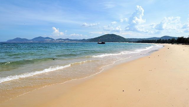 Từ Nham là bãi biển dài, rộng bậc nhất tỉnh Phú Yên, với chiều dài khoảng 8km, rộng từ 100 – 200m (Ảnh Collection)