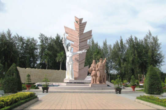 Tượng đài tại làng du kích Đồng Khởi