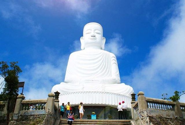 Pho tượng Phật cao 27 mét tại chùa Linh Ứng (Ảnh ST)