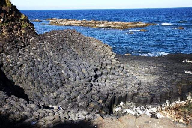 Ghềnh Đá Đĩa được tạo ra bởi sự phun trào của dòng dung nham cực nóng bị co lại khi gặp nhiệt lạnh của nước biển đã hình thành nên những phiến đá kỳ thú (Ảnh Collection)