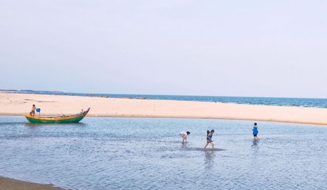 Biển Suối Ồ là bãi biển vừa có nước mặn vừa có nước ngọt hiếm hoi ở nước ta